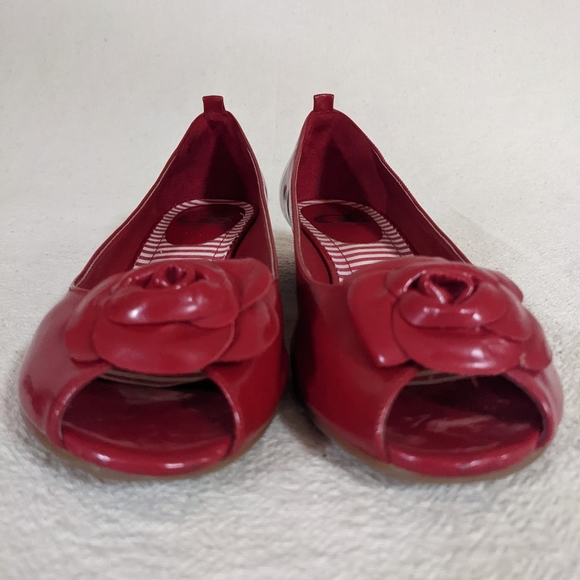 Red Slip On Sz 7 Flower Peep Toe Comfort Low Wedge Shiney Patent Coastal Grandma - Picture 9 of 16
